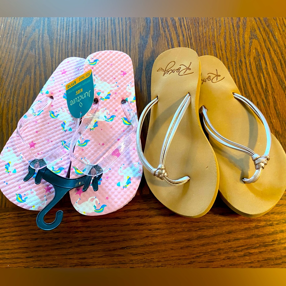 2 pairs girls’ flip-flop sandals: 1 Roxy brand rose gold strap & 1 unicorn-print